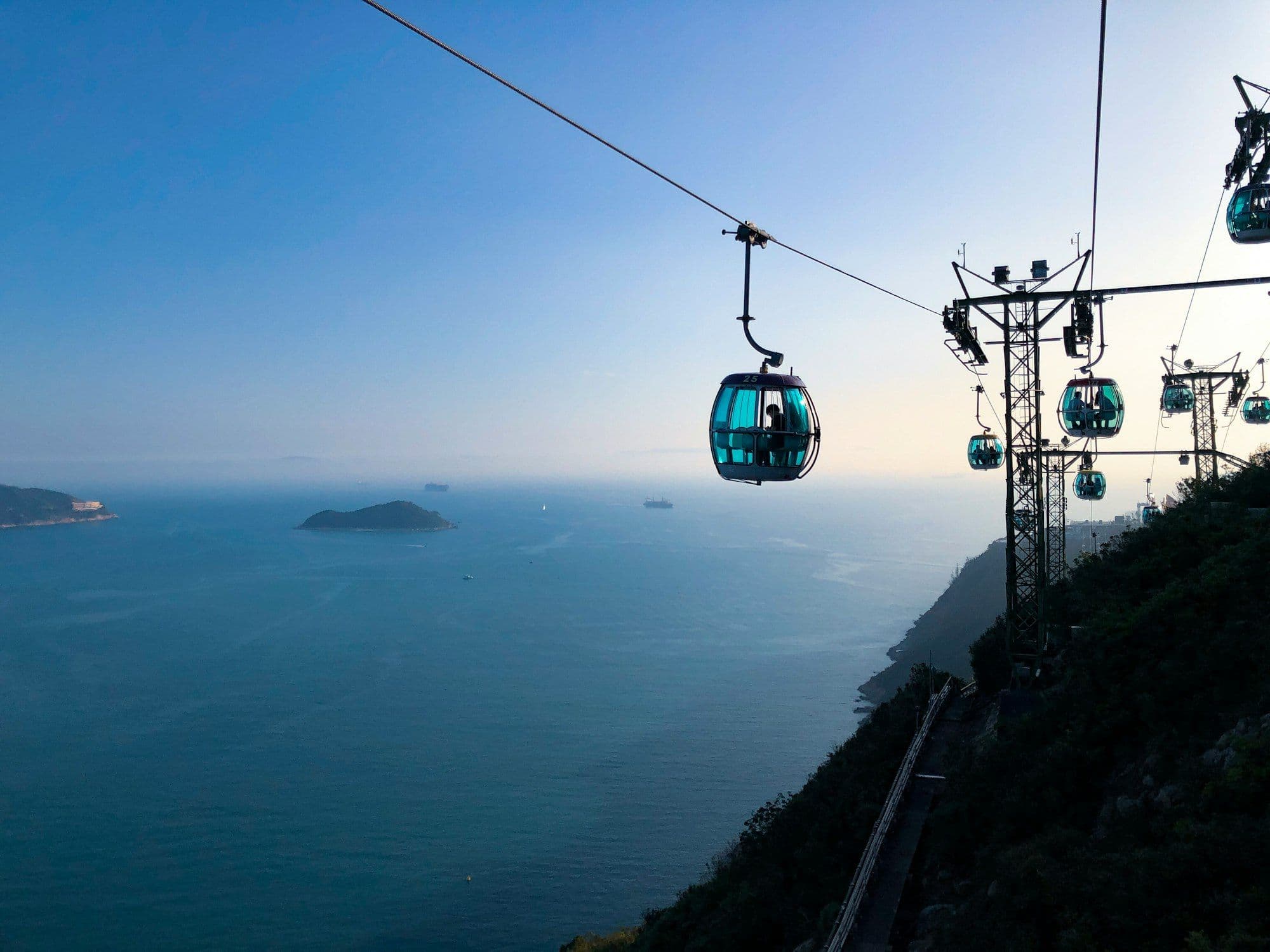 This photo was shot during our family travel to the Hong Kong Ocean Park on Dec. 26, 2018. The scenery of the sky & sea was so fantastic.Hong Kong Disneyland Vs. Ocean Park Hong Kong
